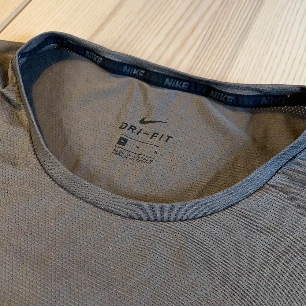 Nike Men’s Utility Short-Sleeve Training Top - Picture 2 of 4